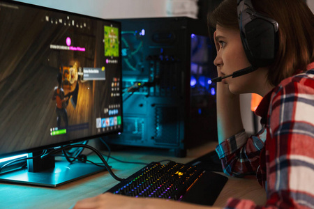 移动游戏,打印,贴纸或儿童书籍的平面矢量设计玩家在玩电脑游戏时会