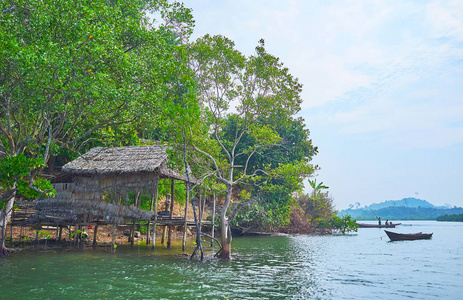 享受缅甸朝塔休闲区康伊河上的钓鱼和风景。