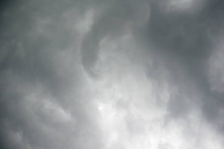 雨前天空中的乌云密布图像