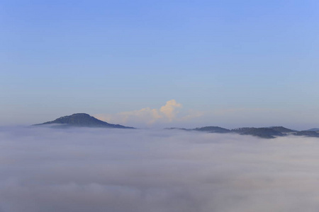 黎明时分，高原上空气清新，光线神奇，浓雾弥漫