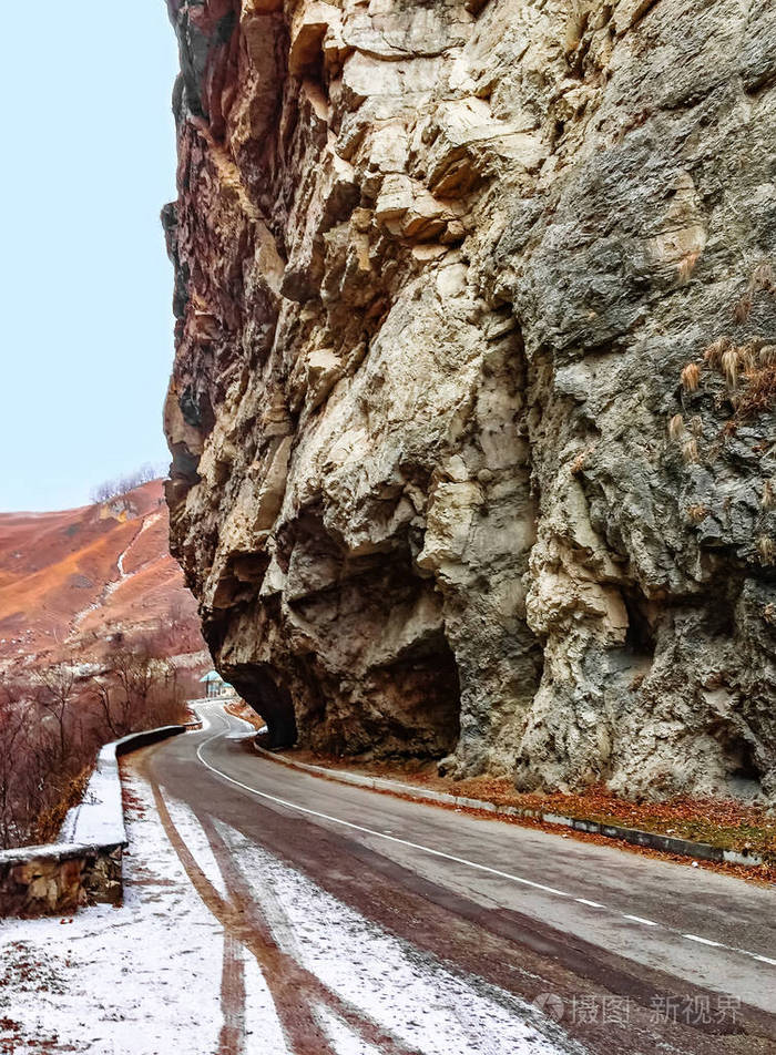 山地窄幅沥青路线.高加索公路,卡巴迪诺·巴尔卡里亚,俄罗斯.