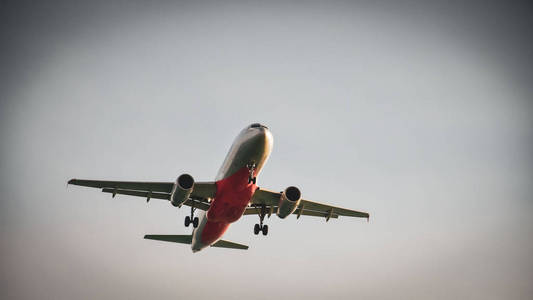 一架客机在空中近距离飞行。晴空万里平安飞翔..飞机释放起落架