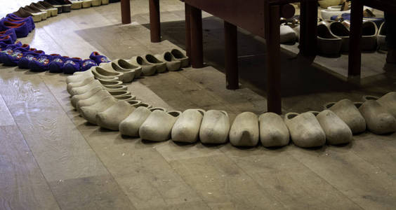 荷兰木工匠为该领域制造传统鞋类