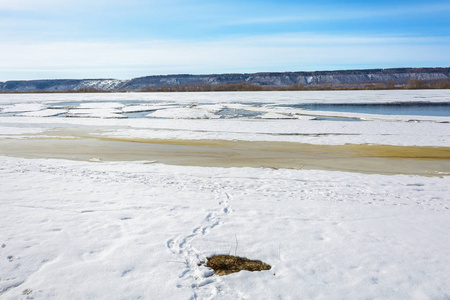 河滩在春天被融化的冰雪淹没了