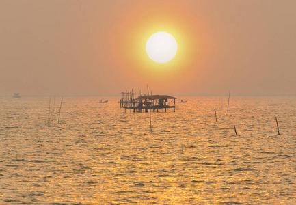 亚洲渔船在海上，船在背景日落时间。