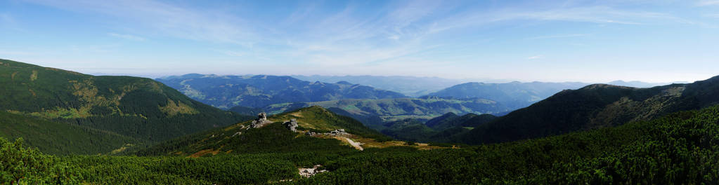 夏天喀尔巴阡山脉的全景