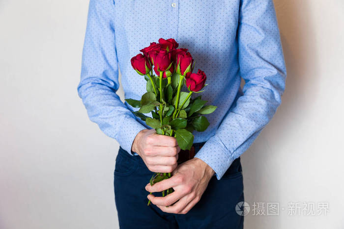 情人节惊喜男人拿着红玫瑰在他面前浪漫的关系伴侣爱情