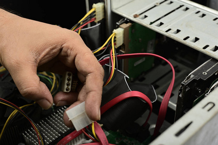 工程师正在修理计算机中的电线计算机硬件
