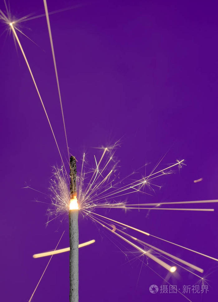 在紫色背景燃烧的孟加拉火