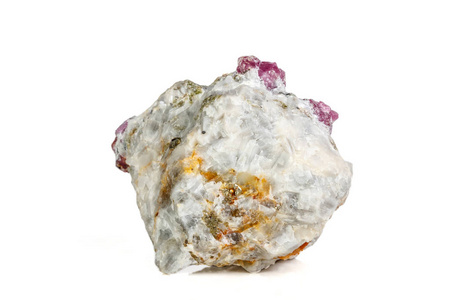 白色背景岩石中的大型矿物石红宝石
