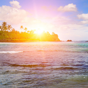 带有岩石岛和日出的海洋景观。 海滩。 斯里兰卡。