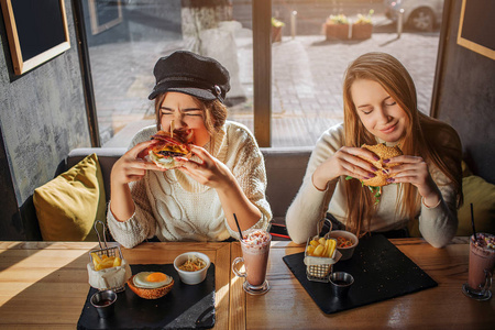 朋友们一起吃饭图片