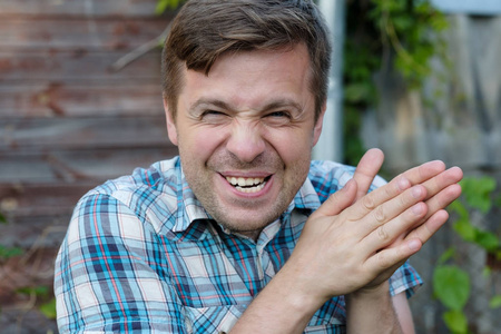 公平的家伙狡猾狡猾,狡猾,成熟的人想着用手一起看.