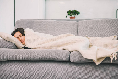 美丽的年轻女子,睡在沙发上美丽的年轻女子,睡在沙发上年轻的周到商人