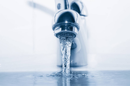 水龙头流水图片