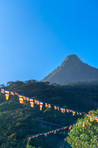 亚当斯峰附近的佛教旗帜斯里兰卡圣佛山旅行目的地