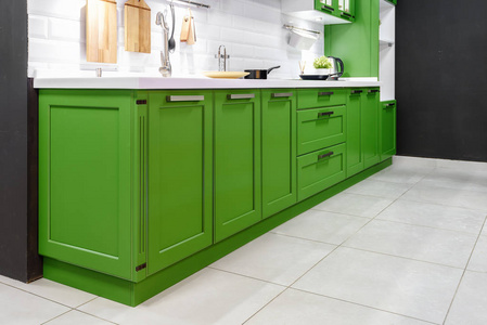 经典厨房内部与绿色装饰。 厨房亚克力台面，内置水槽
