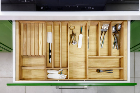 厨房家具是绿色的，开着抽屉。