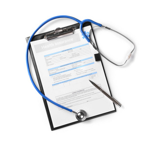 白色背景下的健康保险表格及听诊器