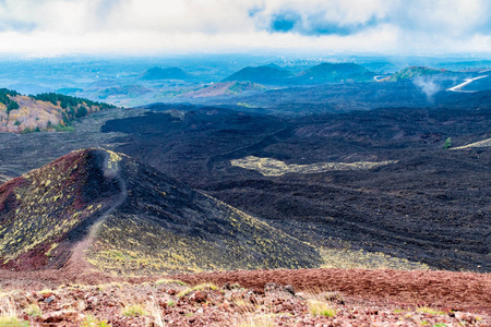 埃特纳国家公园火山景观全景与火山口卡塔尼亚西西里岛。 冒险旅游。