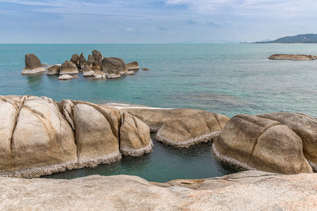 hin ta 和 hin yai 岩石和蔚蓝的大海。一个著名的地方祖母和祖父在苏梅岛, 泰国