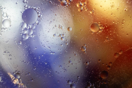 水上有油点的抽象照片照片