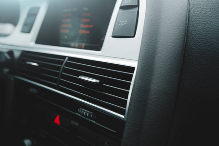 汽车空调系统和汽车内部的空气流动。 汽车内部的细节