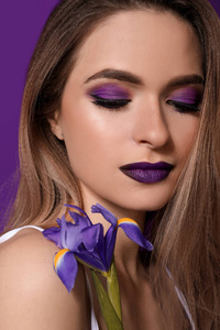 美丽的年轻女子，以紫罗兰色和花色为背景