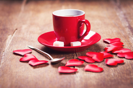 情人节的早餐。 一杯咖啡和红心在旧的木制背景顶部视图。
