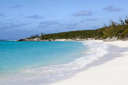 空寂的海滩上无人居住的岛屿半月凯巴哈马。