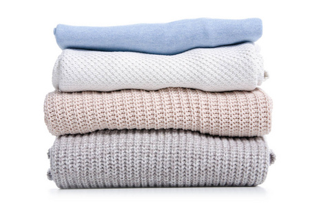 堆叠折叠毛衣白色背景隔离照片