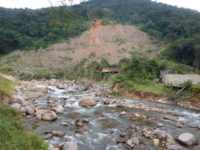 巴西布卢门瑙河的崩塌