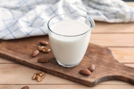 木制桌子上的一杯鲜牛奶照片