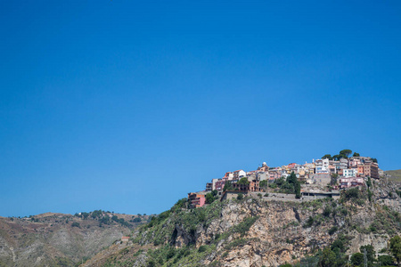 意大利西西里岛托米纳以上的山顶村