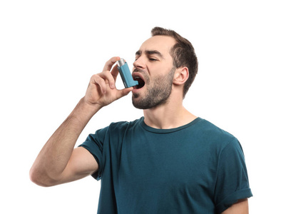 吸入器患哮喘的青年男子