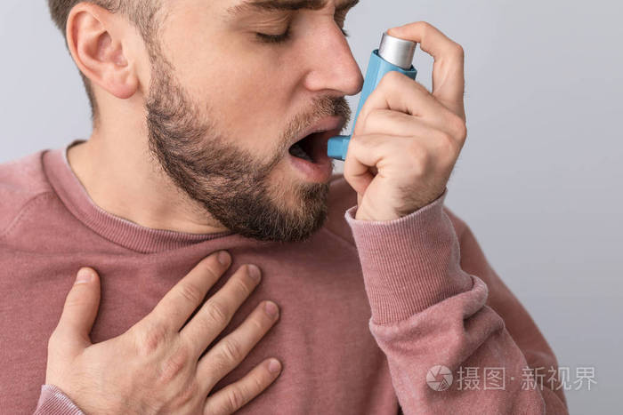 吸入器患哮喘的青年男子