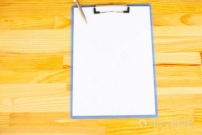 办公室手拿着一个带有白色彩色纸的文件夹在木桌的背景上.copyspace.