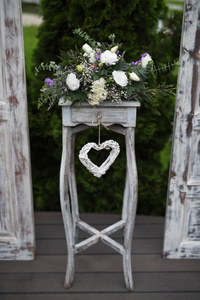 婚礼活动的木制和花卉装饰图片