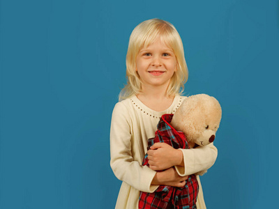 小孩子高兴地笑了.我最喜欢的童年玩具.快乐的童年, 复制空间照片