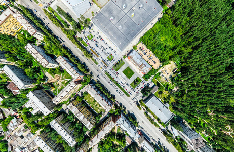 与空中城市景观 十字路口 道路 房屋 建筑物 公园及停车场。阳光灿烂的夏天全景图像