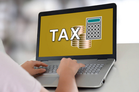 在屏幕上使用带有税收概念的笔记本电脑的女人