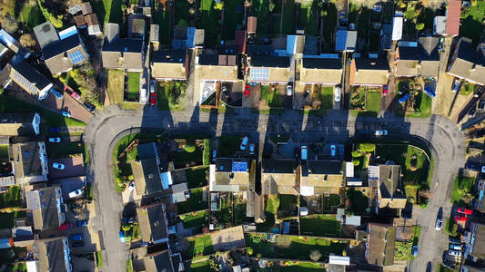 英格兰郊区住宅的鸟瞰图