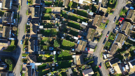 英格兰郊区住宅的鸟瞰图