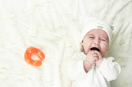 新生儿新生儿正在哭泣。刚出生的婴儿又累又饿。孩子们在哭。儿童床上用品。孩子在尖叫。健康的婴儿出生后不久。婴儿在哭。