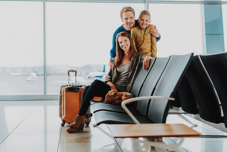 小男孩正在机场看飞机照片-正版商用图片16wr7p-摄图新视界