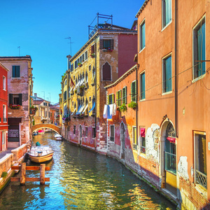 威尼斯城市景观，水渠，桥梁和传统建筑..意大利，欧洲。