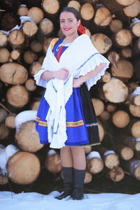 斯洛伐克民间传说。 传统服装。 斯洛伐克女孩