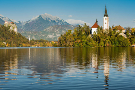 五颜六色的秋天在湖上流血的斯洛文尼亚。