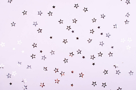 银星形纸屑散落在白色背景上。 节日和庆祝概念。