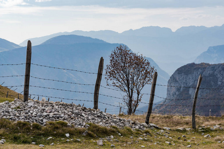 遥远的波斯尼亚山脉的旧栅栏和牧场边界。
